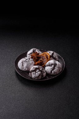 Pudra şekeri serpiştirilmiş çikolatalı buruşuk kurabiyeler, ev yapımı pişirme. Kakao aromalı buruşuk kurabiyeler