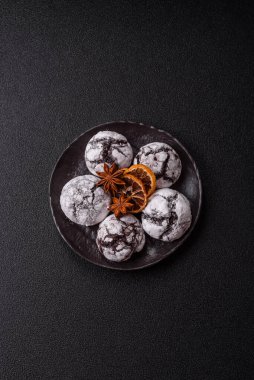 Pudra şekeri serpiştirilmiş çikolatalı buruşuk kurabiyeler, ev yapımı pişirme. Kakao aromalı buruşuk kurabiyeler