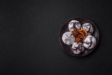 Pudra şekeri serpiştirilmiş çikolatalı buruşuk kurabiyeler, ev yapımı pişirme. Kakao aromalı buruşuk kurabiyeler