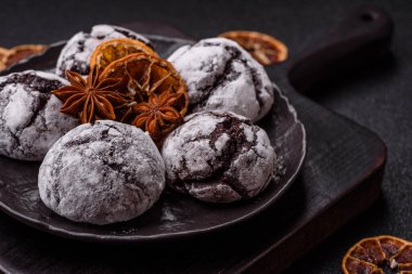 Pudra şekeri serpiştirilmiş çikolatalı buruşuk kurabiyeler, ev yapımı pişirme. Kakao aromalı buruşuk kurabiyeler