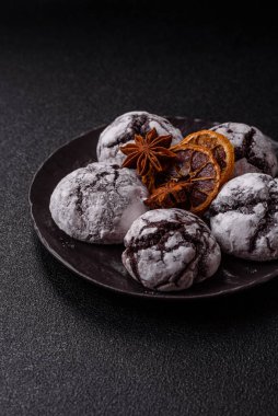 Pudra şekeri serpiştirilmiş çikolatalı buruşuk kurabiyeler, ev yapımı pişirme. Kakao aromalı buruşuk kurabiyeler