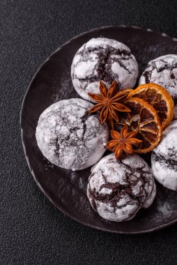 Pudra şekeri serpiştirilmiş çikolatalı buruşuk kurabiyeler, ev yapımı pişirme. Kakao aromalı buruşuk kurabiyeler