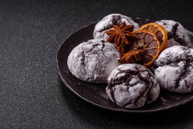 Pudra şekeri serpiştirilmiş çikolatalı buruşuk kurabiyeler, ev yapımı pişirme. Kakao aromalı buruşuk kurabiyeler