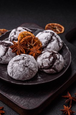 Pudra şekeri serpiştirilmiş çikolatalı buruşuk kurabiyeler, ev yapımı pişirme. Kakao aromalı buruşuk kurabiyeler