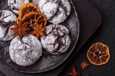 Pudra şekeri serpiştirilmiş çikolatalı buruşuk kurabiyeler, ev yapımı pişirme. Kakao aromalı buruşuk kurabiyeler