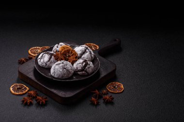 Pudra şekeri serpiştirilmiş çikolatalı buruşuk kurabiyeler, ev yapımı pişirme. Kakao aromalı buruşuk kurabiyeler