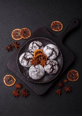 Pudra şekeri serpiştirilmiş çikolatalı buruşuk kurabiyeler, ev yapımı pişirme. Kakao aromalı buruşuk kurabiyeler