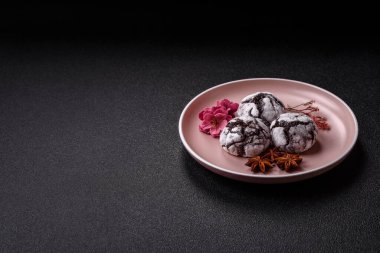 Pudra şekeri serpiştirilmiş çikolatalı buruşuk kurabiyeler, ev yapımı pişirme. Kakao aromalı buruşuk kurabiyeler