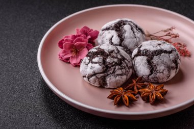 Pudra şekeri serpiştirilmiş çikolatalı buruşuk kurabiyeler, ev yapımı pişirme. Kakao aromalı buruşuk kurabiyeler