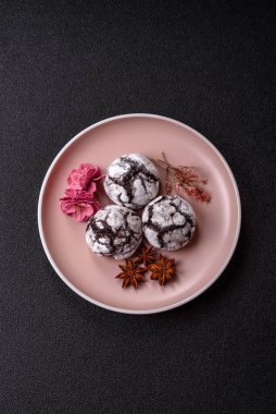 Pudra şekeri serpiştirilmiş çikolatalı buruşuk kurabiyeler, ev yapımı pişirme. Kakao aromalı buruşuk kurabiyeler