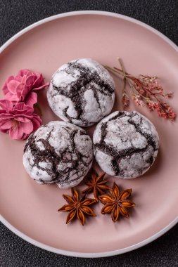 Pudra şekeri serpiştirilmiş çikolatalı buruşuk kurabiyeler, ev yapımı pişirme. Kakao aromalı buruşuk kurabiyeler