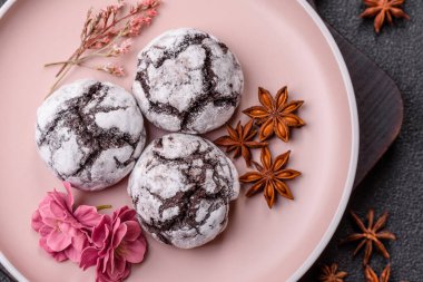 Pudra şekeri serpiştirilmiş çikolatalı buruşuk kurabiyeler, ev yapımı pişirme. Kakao aromalı buruşuk kurabiyeler