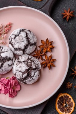 Pudra şekeri serpiştirilmiş çikolatalı buruşuk kurabiyeler, ev yapımı pişirme. Kakao aromalı buruşuk kurabiyeler