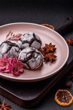 Pudra şekeri serpiştirilmiş çikolatalı buruşuk kurabiyeler, ev yapımı pişirme. Kakao aromalı buruşuk kurabiyeler