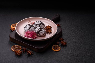 Pudra şekeri serpiştirilmiş çikolatalı buruşuk kurabiyeler, ev yapımı pişirme. Kakao aromalı buruşuk kurabiyeler