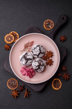 Pudra şekeri serpiştirilmiş çikolatalı buruşuk kurabiyeler, ev yapımı pişirme. Kakao aromalı buruşuk kurabiyeler