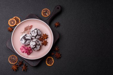 Pudra şekeri serpiştirilmiş çikolatalı buruşuk kurabiyeler, ev yapımı pişirme. Kakao aromalı buruşuk kurabiyeler