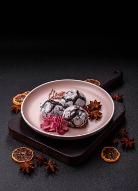 Pudra şekeri serpiştirilmiş çikolatalı buruşuk kurabiyeler, ev yapımı pişirme. Kakao aromalı buruşuk kurabiyeler