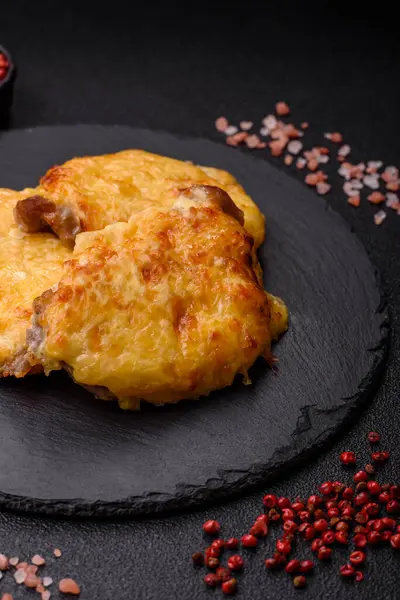 Biftek, domuz eti ya da erimiş peynirle kaplı tavuk pirzolası. Akşam yemeği için ızgara et filetosu.