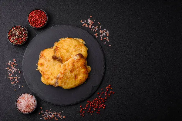 Biftek, domuz eti ya da erimiş peynirle kaplı tavuk pirzolası. Akşam yemeği için ızgara et filetosu.