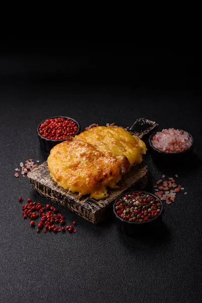 Biftek, domuz eti ya da erimiş peynirle kaplı tavuk pirzolası. Akşam yemeği için ızgara et filetosu.