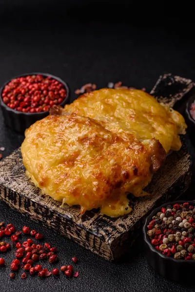 Biftek, domuz eti ya da erimiş peynirle kaplı tavuk pirzolası. Akşam yemeği için ızgara et filetosu.