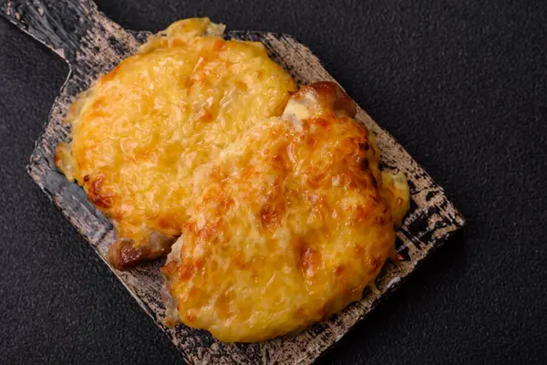 Biftek, domuz eti ya da erimiş peynirle kaplı tavuk pirzolası. Akşam yemeği için ızgara et filetosu.