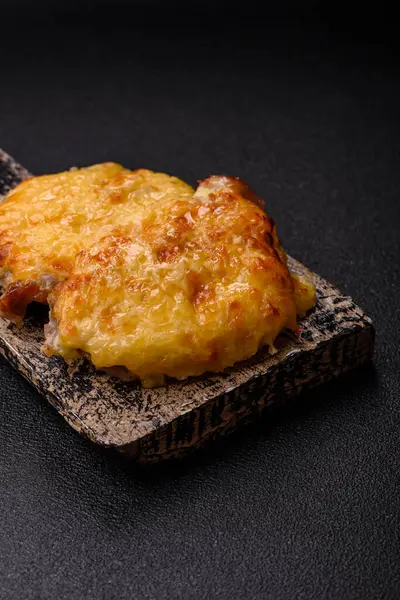 Biftek, domuz eti ya da erimiş peynirle kaplı tavuk pirzolası. Akşam yemeği için ızgara et filetosu.