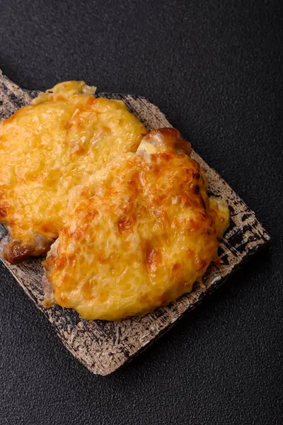 Biftek, domuz eti ya da erimiş peynirle kaplı tavuk pirzolası. Akşam yemeği için ızgara et filetosu.