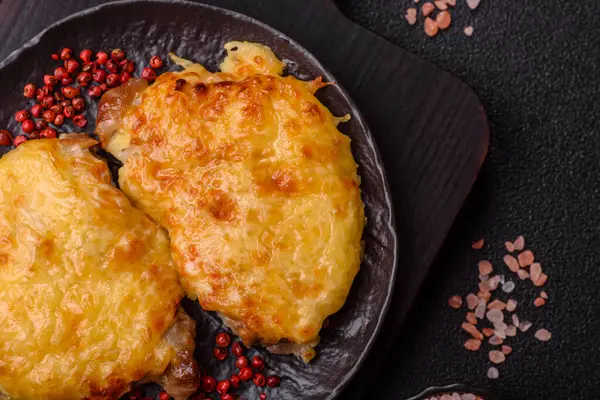 Biftek, domuz eti ya da erimiş peynirle kaplı tavuk pirzolası. Akşam yemeği için ızgara et filetosu.