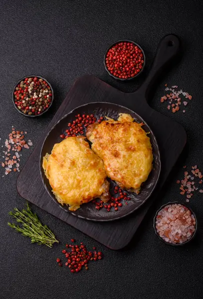 Biftek, domuz eti ya da erimiş peynirle kaplı tavuk pirzolası. Akşam yemeği için ızgara et filetosu.