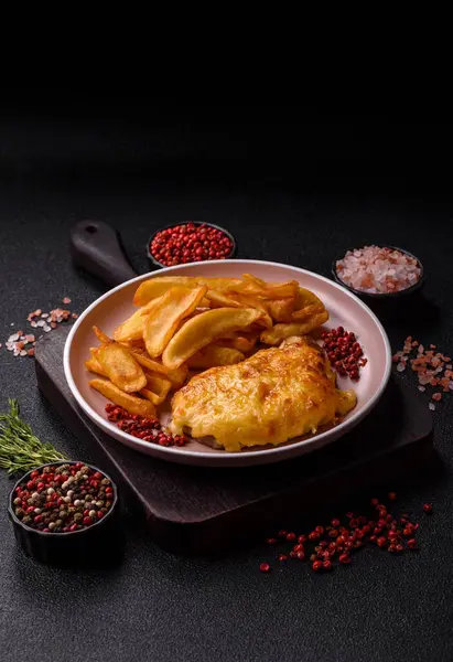 Kızarmış patates kızartması, bir parça et ve öğle yemeği. Akşam yemeği için patates ve et hazırladım.