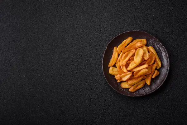 Kızarmış patates kızartması, tuz, baharat ve öğle yemeği. Fast food, paket servis.