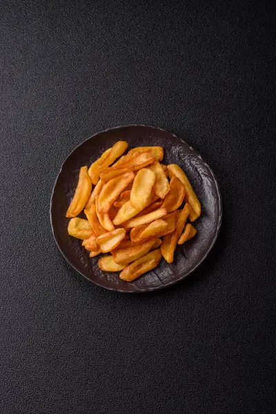 Kızarmış patates kızartması, tuz, baharat ve öğle yemeği. Fast food, paket servis.