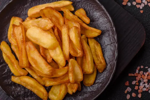 Kızarmış patates kızartması, tuz, baharat ve öğle yemeği. Fast food, paket servis.