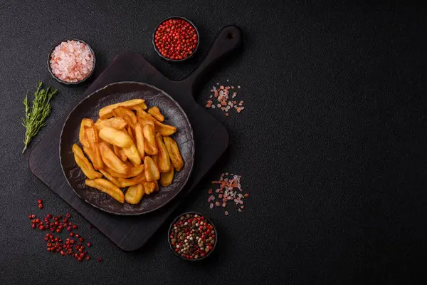 Kızarmış patates kızartması, tuz, baharat ve öğle yemeği. Fast food, paket servis.