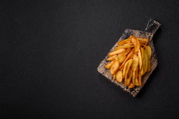 Kızarmış patates kızartması, tuz, baharat ve öğle yemeği. Fast food, paket servis.