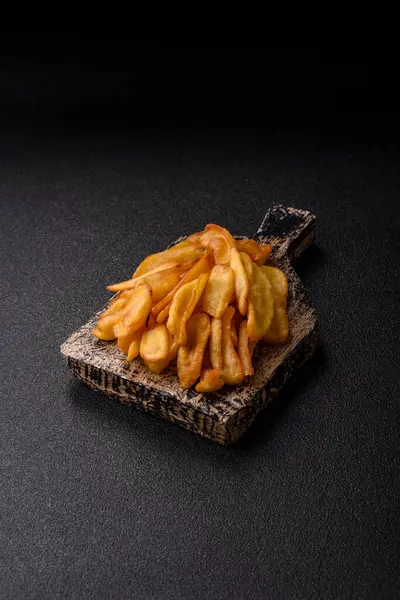 Kızarmış patates kızartması, tuz, baharat ve öğle yemeği. Fast food, paket servis.