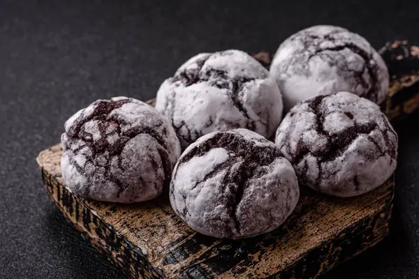 Pudra şekeri serpiştirilmiş çikolatalı buruşuk kurabiyeler, ev yapımı pişirme. Kakao aromalı buruşuk kurabiyeler