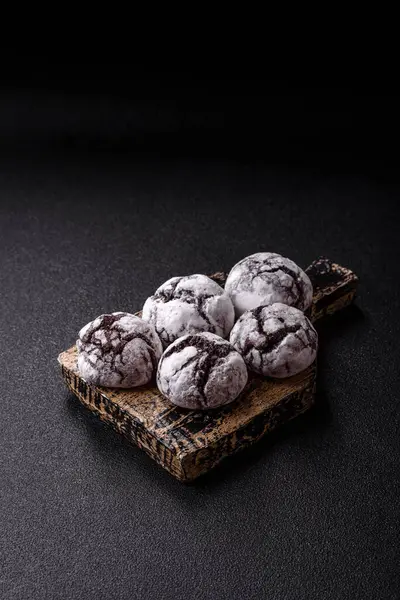 Pudra şekeri serpiştirilmiş çikolatalı buruşuk kurabiyeler, ev yapımı pişirme. Kakao aromalı buruşuk kurabiyeler