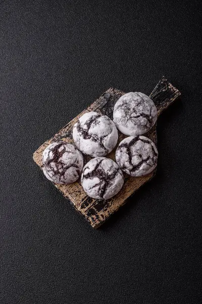 Pudra şekeri serpiştirilmiş çikolatalı buruşuk kurabiyeler, ev yapımı pişirme. Kakao aromalı buruşuk kurabiyeler