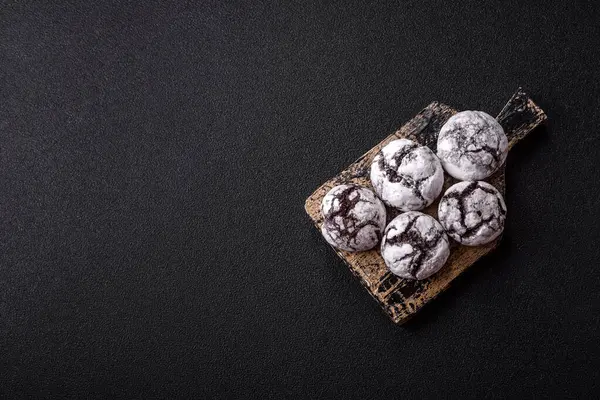 Pudra şekeri serpiştirilmiş çikolatalı buruşuk kurabiyeler, ev yapımı pişirme. Kakao aromalı buruşuk kurabiyeler