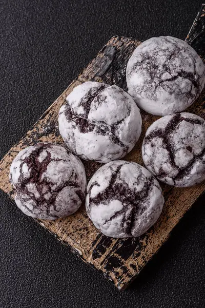 Pudra şekeri serpiştirilmiş çikolatalı buruşuk kurabiyeler, ev yapımı pişirme. Kakao aromalı buruşuk kurabiyeler