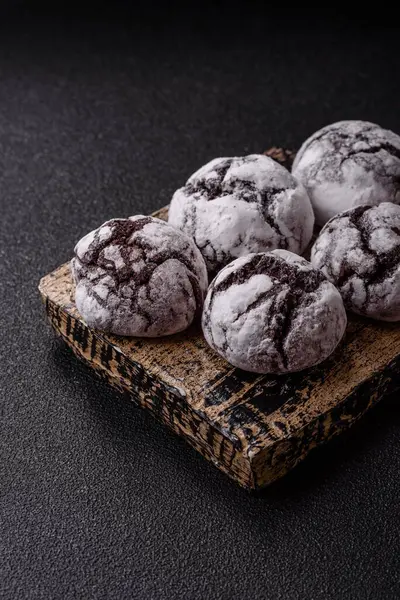 Pudra şekeri serpiştirilmiş çikolatalı buruşuk kurabiyeler, ev yapımı pişirme. Kakao aromalı buruşuk kurabiyeler