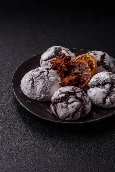 Pudra şekeri serpiştirilmiş çikolatalı buruşuk kurabiyeler, ev yapımı pişirme. Kakao aromalı buruşuk kurabiyeler