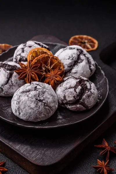 Pudra şekeri serpiştirilmiş çikolatalı buruşuk kurabiyeler, ev yapımı pişirme. Kakao aromalı buruşuk kurabiyeler