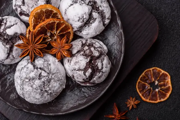 Pudra şekeri serpiştirilmiş çikolatalı buruşuk kurabiyeler, ev yapımı pişirme. Kakao aromalı buruşuk kurabiyeler