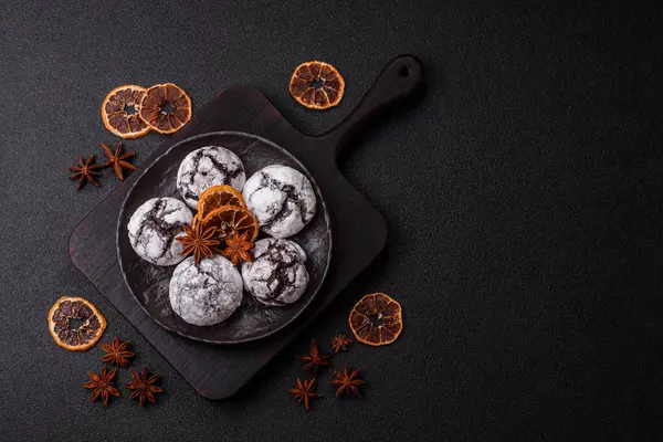 Pudra şekeri serpiştirilmiş çikolatalı buruşuk kurabiyeler, ev yapımı pişirme. Kakao aromalı buruşuk kurabiyeler