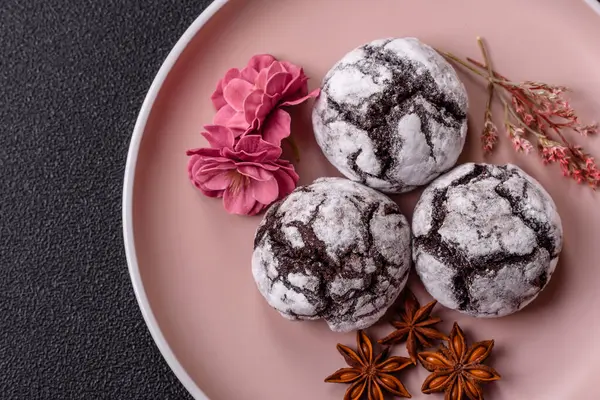 Pudra şekeri serpiştirilmiş çikolatalı buruşuk kurabiyeler, ev yapımı pişirme. Kakao aromalı buruşuk kurabiyeler