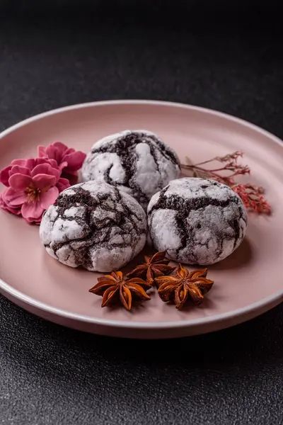 Pudra şekeri serpiştirilmiş çikolatalı buruşuk kurabiyeler, ev yapımı pişirme. Kakao aromalı buruşuk kurabiyeler